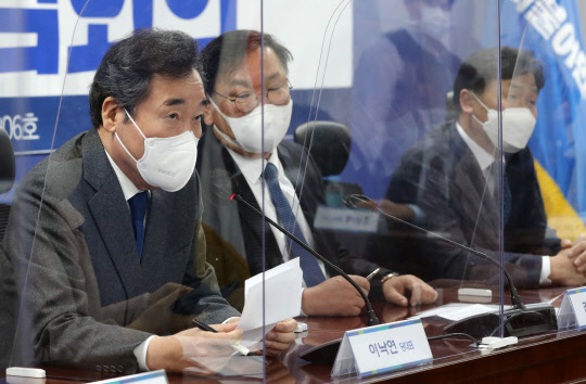 이낙연 더불어민주당 대표가 3일 국회 의원회관에서 열린 미래입법과제 상임위 간사단 연석회의에서 발언하고 있다. [연합뉴스]